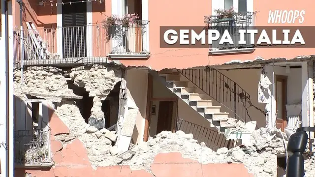 Tim penyelamat berusaha menemukan para penduduk di bawah reruntuhan gedung di kota-kota bagian tengah Italia.