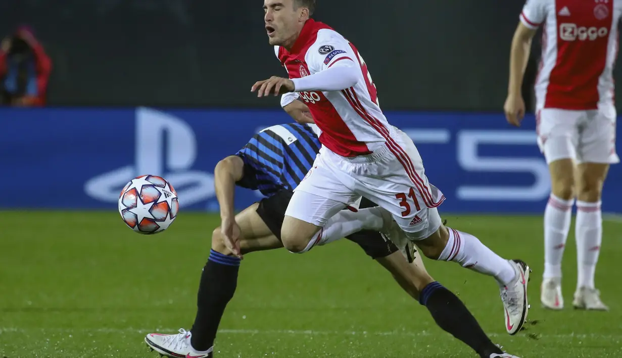 Pemain Ajax, Nicolas Tagliafico saat dilanggar pemain Atalanta, Remo Freuler pada pertandingan grup D Liga Champions di Stadion Gewiss di Bergamo, Italia, Selasa (27/10/2020). Atalanta bermain imbang 2-2 atas Ajax. (Stefano Nicoli/LaPresse via AP)
