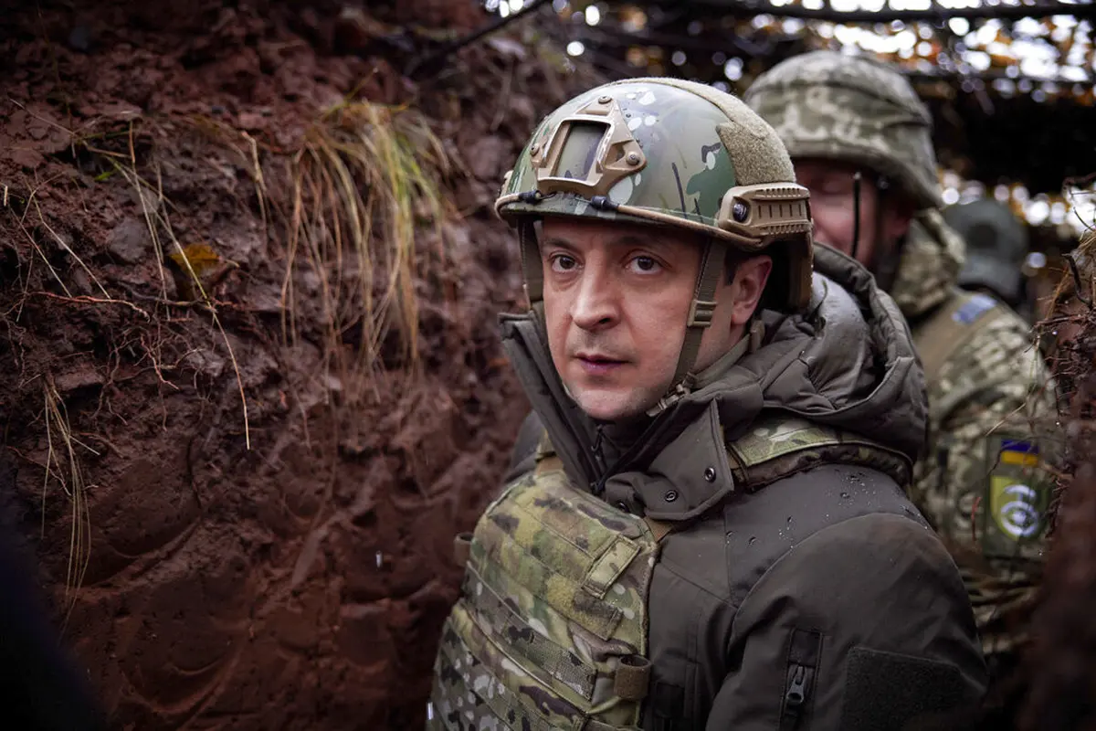 Presiden Ukraina Volodymyr Zelensky memonitor wilayah Donetsk yang dilanda perang, 6 Desember 2021. (Ukrainian Presidential Press Office via AP, File)