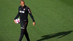 Pelatih baru AS Monaco, Thierry Henry berjalan melihat para pemainnya berlatih di La Turbie, dekat Monaco, Prancis (18/10). Henry menggantikan posisi Leonardo Jardim yang baru saja dipecat pada awal musim ini. (AFP Photo/Valery Hache)