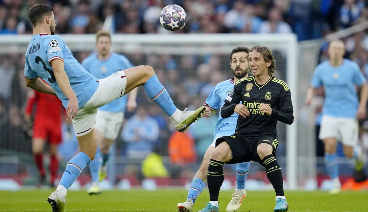 <p>Bernardo Silva membawa Man City memimpin 2-0 lewat brace di babak pertama. (AP Photo/Jon Super)</p>