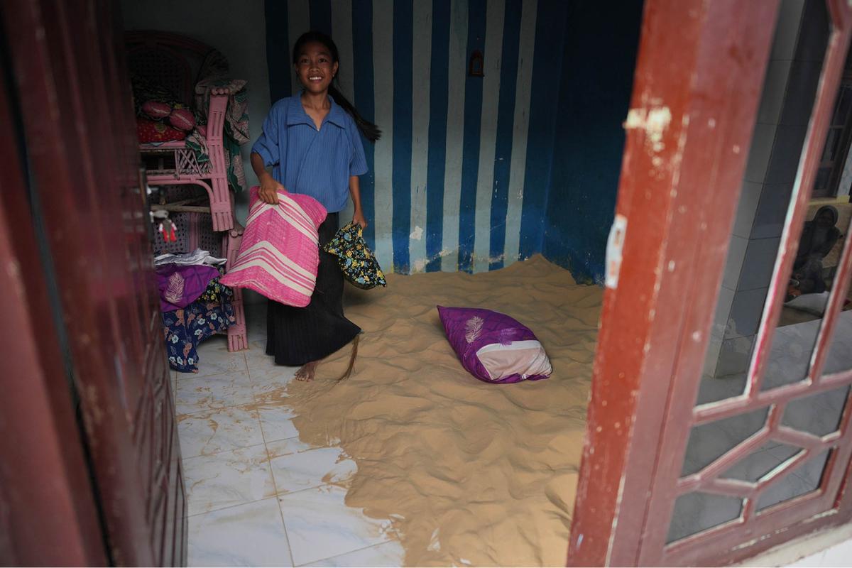 FOTO: Tidur di Atas Pasir,  Tradisi Aneh tapi Nyata dari Ujung Timur Madura