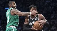 Bintang Boston Celtics forward Kyrie Irving (kiri) melanggar forward Brooklyn Nets Rondae Hollis-Jefferson pada laga NBA di Barclays Center, Sabtu (6/1/2018) atau Minggu (7/1/2018) WIB. (AP Photo/Mary Altaffer)