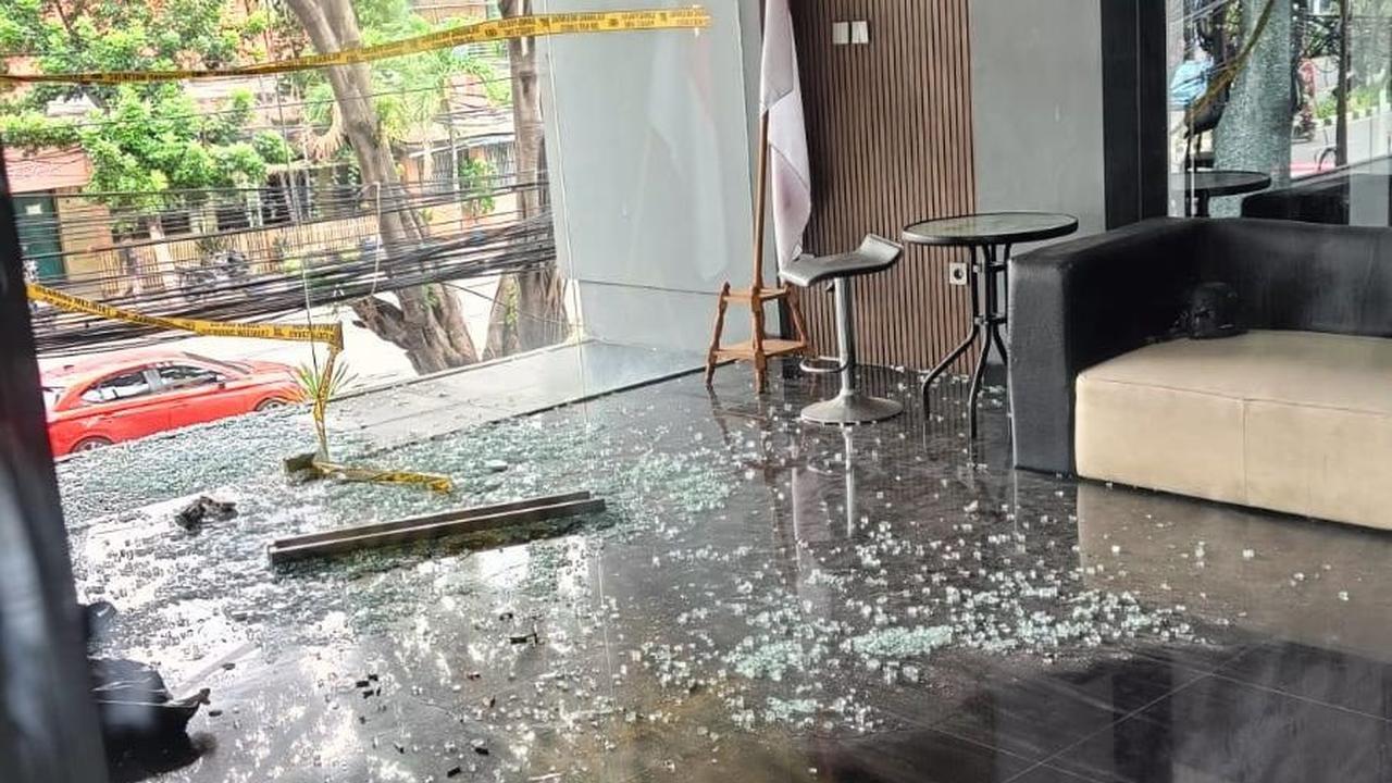 Lantaran kesal tak mendapat respons, G melepaskan tembakan ke lantai atas ruko.&nbsp;<br><br>
