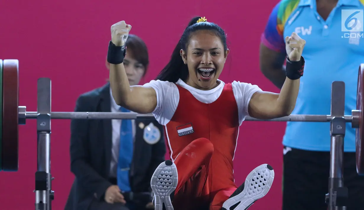 Atlet Para Powerlifting Indonesia, Ni Nengah Widiasih bersorak usai melakukan angkatan pertama pada Asian Para Games 2018 di Jakarta, Minggu (7/10). Ni Nengah Widiasih berhasil melakukan total angkatan seberat 97 kg. (Liputan6.com/Helmi Fithriansyah)