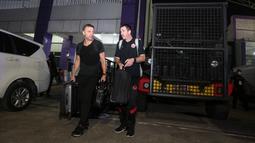 Pelatih kepala Persija Jakarta, Thomas Doll (kiri) melewati kendaraan taktis yang digunakan untuk mengangkut pemain Persija Jakarta setelah laga lanjutan BRI Liga 1 2022/2023 antara Persita Tangerang melawan Persija Jakarta di Stadion Indomilk Arena, Tangerang, Selasa (28/03/2023). (Bola.com/Bagaskara Lazuardi)