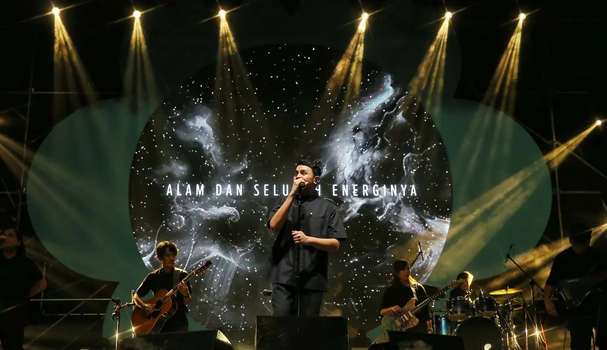 Penampilan Tulus di atas panggung Social Chic 2024 di Stadion Madya, Senayan, Jakarta, Minggu (4/8). [Foto: Adrian Putra/Fimela]