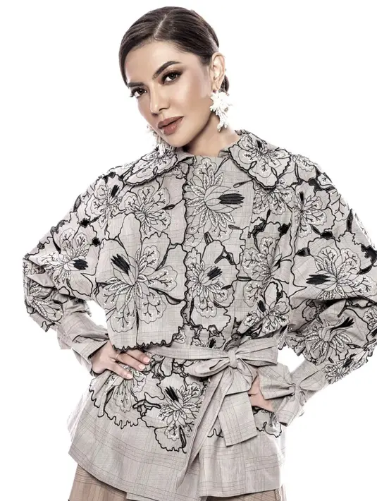 Pada kesempatan ini, Najwa Shihab tampil dengan makeup yang bold bernuansa kecokelatan. Mata dan bibir tampak begitu dominan. [Foto: Instagram/ RioMotret]