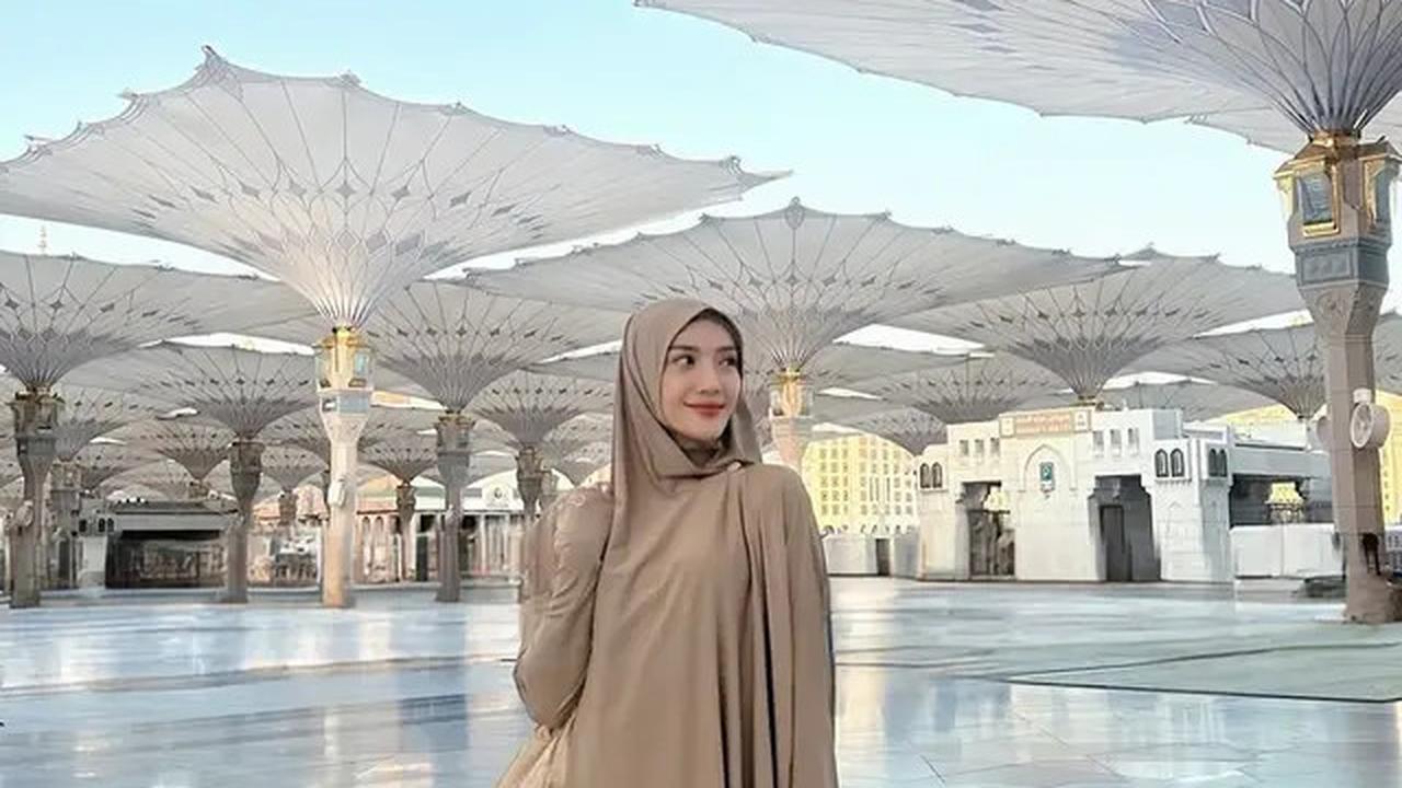 Gaya Annisa Aziza Pakai Hijab dan Baju Syar'i saat Umroh, Tampil Anggun dan Memukau