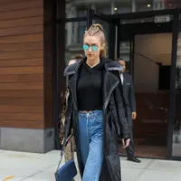 Denim Gigi Hadid. (elleuk.com)