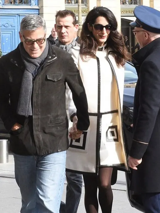 Tersiar kabar, kemarahan George bukan hanya sekedar foto tetapi juga George menuduh sang fotografer telah merusak pagar dan dahan pohon di halaman rumahnya. Semua dilakukan untuk mengambil potret keluarganya. (Instagram/amalclooney)