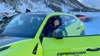 Enggak semua orang bisa mengendarai mobil sport mewah Lamborghini. Selain harganya yang mahal, mobil ini biasanya hanya dimiliki oleh kalangan tertentu saja. Namun dalam sebuah kesempatan, Maudy Ayunda dapat mencoba mobil ini dan mengendarainya di jalan bersalju. (Liputan6.com/IG/@maudyayunda)