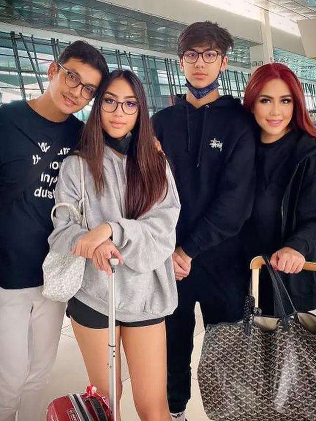 Potret mesra Gunawan dan istri