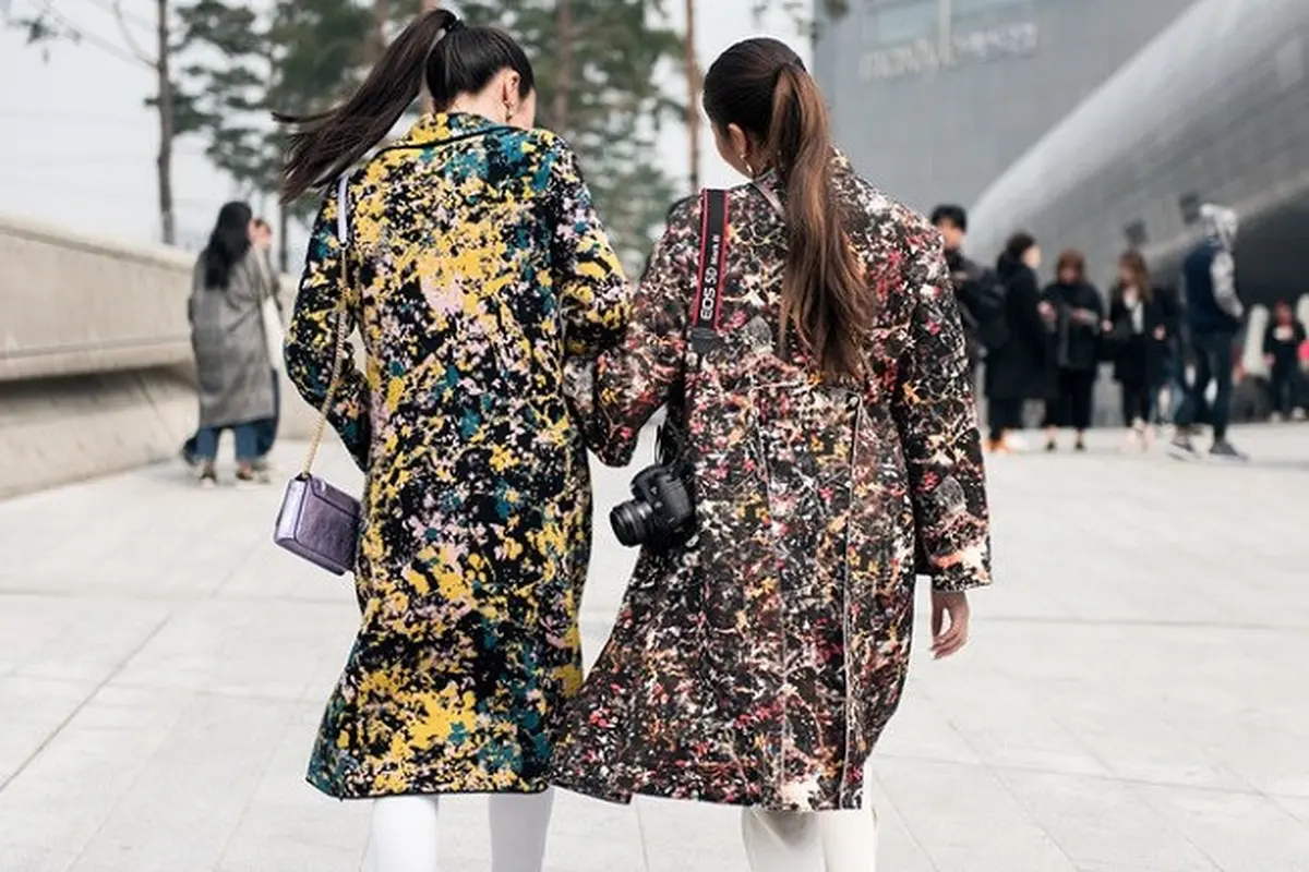 Tren Busana Motif Berani ala Street Style di Seoul Fashion Week