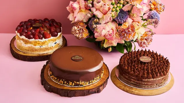 Grand Chocolate Truffle, German Black Forest, Sacher Torte, atau Coco Cake.