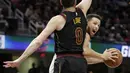 Aksi pemain Warriors, Stephen Curry (kanan) melewati adangan pemain Cavaliers, Kevin Love pada lanjutan NBA basketball game di Quicken Loans Arena, Cleveland, (15/1/2018). Warriors menang 118-108. (AP/Tony Dejak)