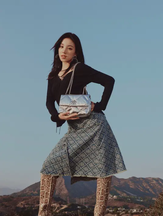 Tory Burch resmi mengumumkan Song Yuqi, anggota grup K-Pop (G)I-DLE, sebagai brand ambassador baru untuk lini tas dan sepatu mereka. [Dok/Tory Burch].
