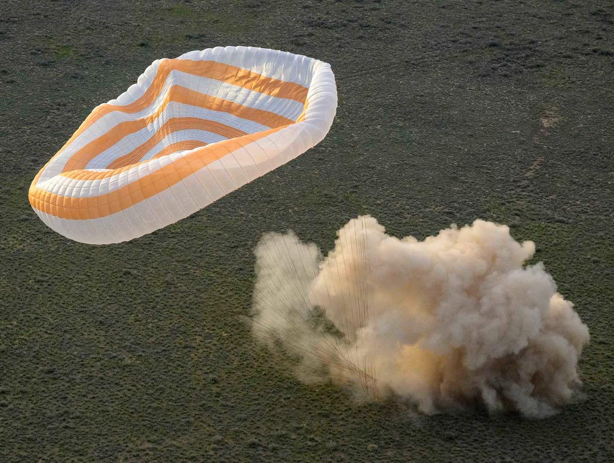 Detik-Detik Menegangkan saat Awak Soyuz MS-26 Mendarat di Bumi