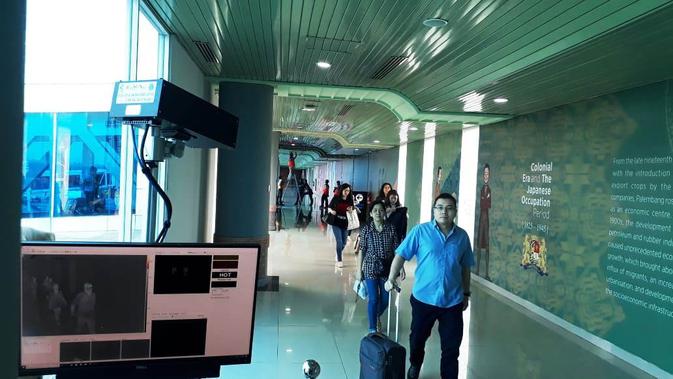 Thermal Scanner berfungsi mendeteksi suhu tubuh penumpang di Bandara Udara Internasional SMB II Palembang, untuk mengantisipasi adanya VIrus Corona (Liputan6.com / Nefri Inge)