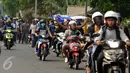 Puluhan suporter memenuhi jalan di sekitar Stadion Si Jalak Harupat, Bandung, Minggu (9/6/2015). Kedatangan suporter untuk menyaksikan laga antara Persib melawan Persebaya United di lanjutan Grup A Piala Presiden 2015. (Liputan6.com/Helmi Fithriansyah) 