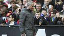 Pelatih Manchester United, Jose Mourinho, tampak kecewa usai pertandingan. Hasil tersebut membuat Manchester United tetap berada di urutan kelima klasemen liga Inggris dengan 53 poin dari 28 pertandingan. (AFP/ Oli Scarff)