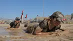 Perwira wanita Peshmerga melakukan latihan saat mengambil bagian dalam upacara kelulusan di Kota Soran, Irak, Rabu (16/10/2019). Latihan pasukan bersenjata Kurdi tersebut dilakukan sekitar 100 kilometer timur laut ibu kota otonomi wilayah Kurdi di Irak, Arbil. (SAFIN HAMED/AFP)