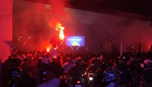 Ribuan Bobotoh memadati kawasan Dago untuk merayakan keberhasilan Persib Bandung mengunci gelar juara tiga kali berturut-turut.