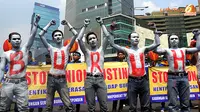 Aksi teatrikal yang menggambarkan keterpasungan nasib buruh mewarnai aksi May Day di bundaran HI. (Liputan6.com/Helmi Fithriansyah)