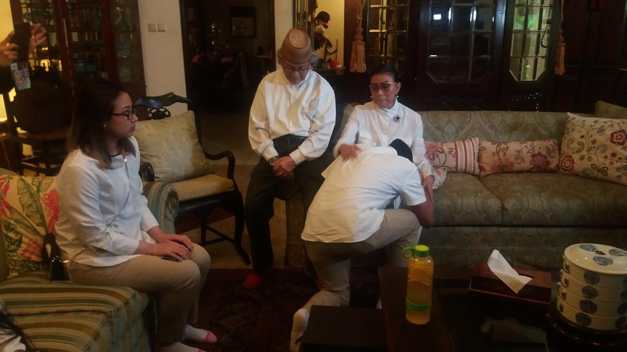 Ibunda Menangis Saat Sandiaga Uno Minta Doa Restu