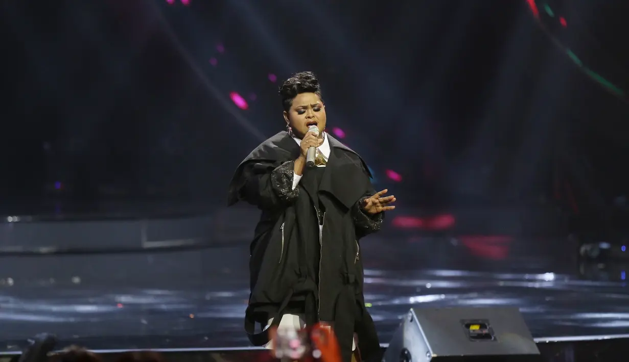 Sejak awal penampilannya malam itu, Joan sudah panen kritik dari juri. Dalam Top 3 Road to Grand Final Indonesian 2018, ia mengawali membawakan lagu milik Elvis Presley berjudul Jailhouse Rock. (Nurwahyunan/Bintang.com)