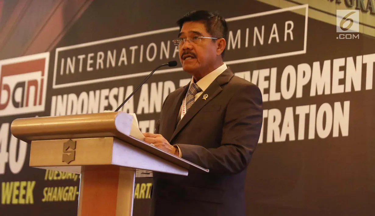 Ketua MA, Hatta Ali memberi sambutan saat seminar bertajuk "Indonesia and The Development of International Arbitration" di Jakarta, Selasa (28/11). Seminar membahas mengenai isu terkait kebijakan hukum arbitrase di Indonesia. (Liputan6.com/Angga Yuniar)