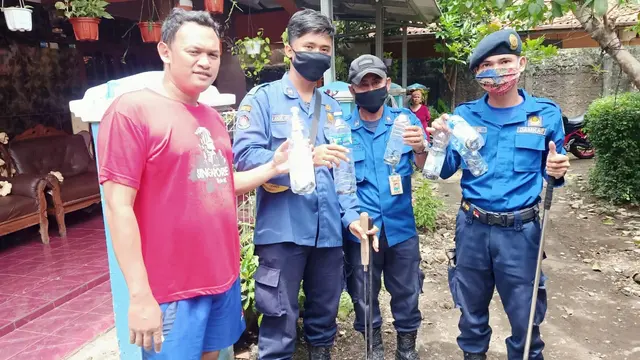 Petugas pemadam kebakaran mengevakuasi ular kobra di permukiman warga Kelurahan Jatijajar, Kecamatan Tapos, Kota Depok