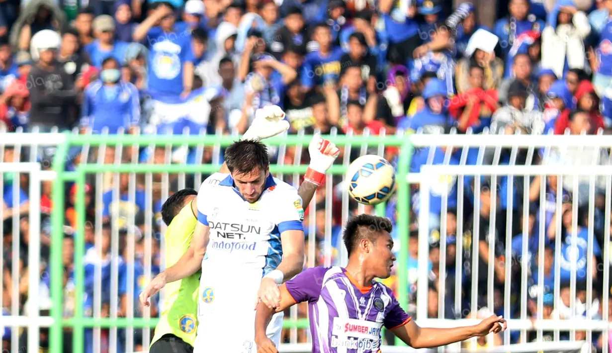 Pemain Persib Bandung, Vladimi Vujovic berduel udara dengan pemain PSGC Ciamis pada laga persahabatan turnamen Segi Tiga di Stadion Galuh, Ciamis, Minggu (10/4/2016). (Bola.com/NIcklas Hanoatubun)