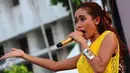 Cita Citata menghibur penggemarnya di kawasan Kota Tua, Jakarta, Senin (15/6/2015). Cita terlihat anggun dan mempesona dengan balutan busana berwarna kuning. (Liputan6.com/Faisal R Syam) 