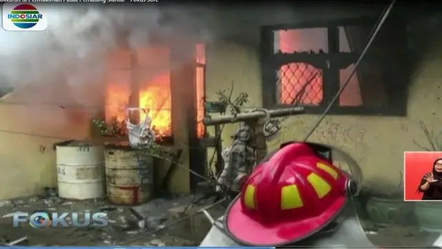 Diduga kebakaran terjadi akibat korsleting percikan api dari listrik yang menyambar drum berisi minyak tanah di depan rumah.