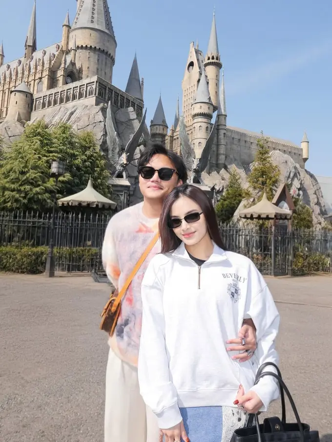 Gaya Mahalini dan Rizky Febian Liburan di Jepang, Couple Look Kompak yang Bikin Serasa Masih Pacaran