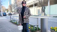 10 Inspirasi Padu Padan Atasan Hitam ala Syahrini, Tampil Menawan di Berbagai Kesempatan