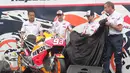 Marc Marquez (kedua kiri) dan Dani Pedrosa (kedua kanan) membuka penutup motor baru Repsol Honda Team di Sentul, Jabar, Minggu (14/2/2016). Motor no 93 tersebut nantinya akan digunakan dalam ajang motor GP di 2016.(Liputan6.com/Angga Yuniar)