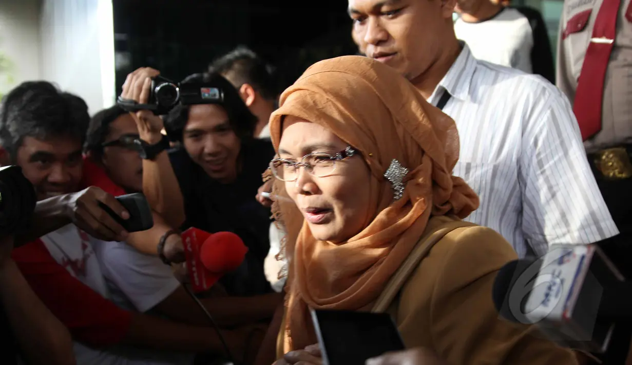 Sekjen DPR RI, Winantuningtyastiti enggan berkomentar usai diperiksa penyidik KPK, Jakarta, Kamis (30/4/2015). Win diperiksa sebagai saksi dalam kasus suap yang melibatkan anggota DPR F-PDIP Adriansyah. (Liputan6.com/Helmi Afandi)