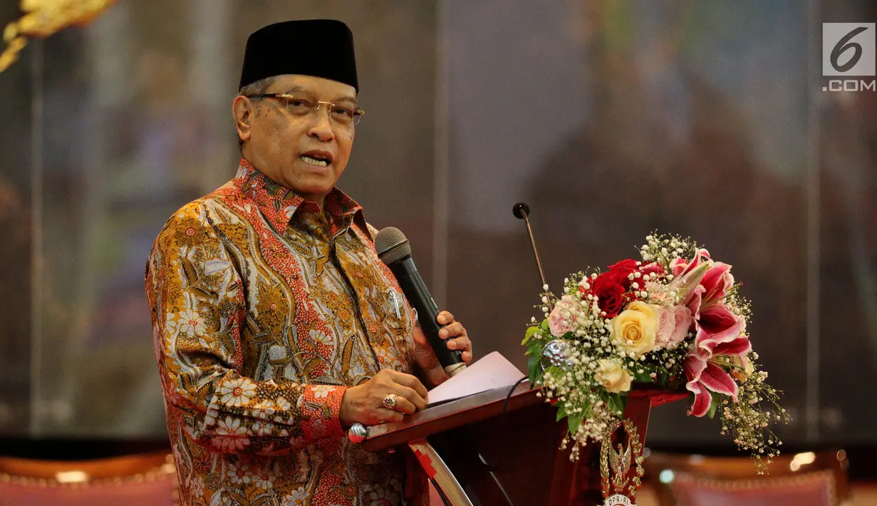 Ketua PBNU Said Aqil Siradj memberi sambutan dalam peluncuran buku Komunikasi Politik Jokowi di Jakarta, Jumat (9/3). Buku tersebut menyebut Presiden Jokowi lebih banyak menggunakan langkah nyata untuk melawan serangan politik. (Liputan6.com/JohanTallo)