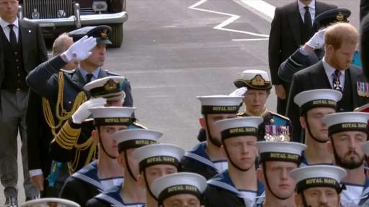Pangeran Harry tak mengenakan seragam militer dalam prosesi pengiringan peti mati Ratu Elizabeth II menuju Wellington Arch. (Dok Live BBC)