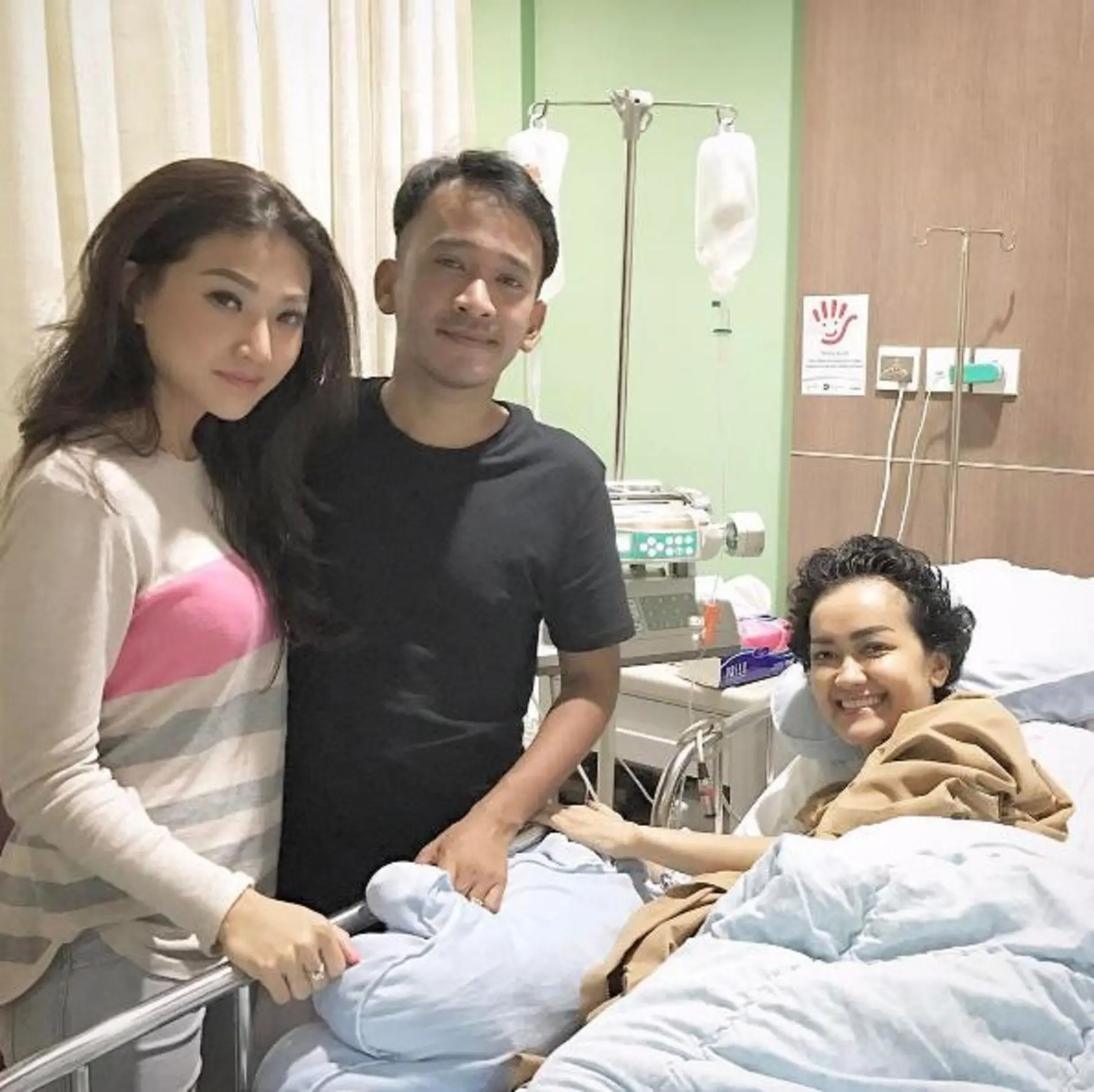 Ruben Onsu dan Sarwendah saat mengunjungi Julia Perez di rumah sakit. (Instagram)