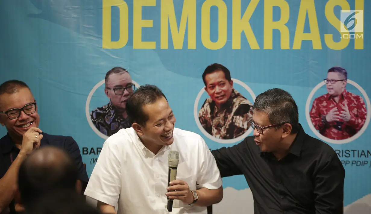 Wakil Ketua Umum Partai Gerindra, Ferry Jualiantono (tengah) bersama Sekjen PDIP,Hasto Kristiyanto (kanan) saat menghadiri gelaran diskusi di Jakarta, Selasa (30/4/2019). Diskusi membahas Menakar Kedewasaan Demokrasi Indonesia. (Liputan6.com/HelmiFithriansyah)