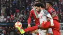 Bek Bayern Munchen, David Alaba berebut bola dengan penyerang Liverpool, Mohamed Salah pada leg kedua babak 16 besar Liga Champions di Allianz Arena, Rabu (13/3). Liverpool menundukkan tuan rumah Bayern Munchen 3-1. (AP/Kerstin Joensson)