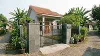 6 Model Gerbang Rumah Kecil di Kampung dengan Pilar Batu Alam yang Elegan dan Sederhana