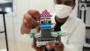 Mahasiswa magang menunjukkan robot rakitan di Kampong Robot, Sarua, Ciputat, Tangerang Selatan, Banten, Jumat (18/3/20222). Kampong Robot yang memiliki program field trip untuk umum ini mengkhususkan pada edukasi robot dari tingkat TK hingga perguruan tinggi. (merdeka.com/Arie Basuki)