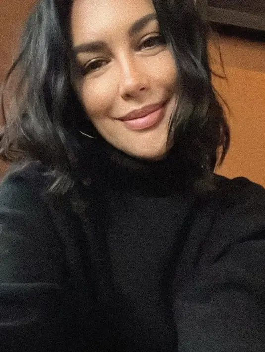 Loose wave membuat kita terlihat lebih muda. Sedang rambut lurus bisa membuat lebih tua. [@sophia_latjuba88]