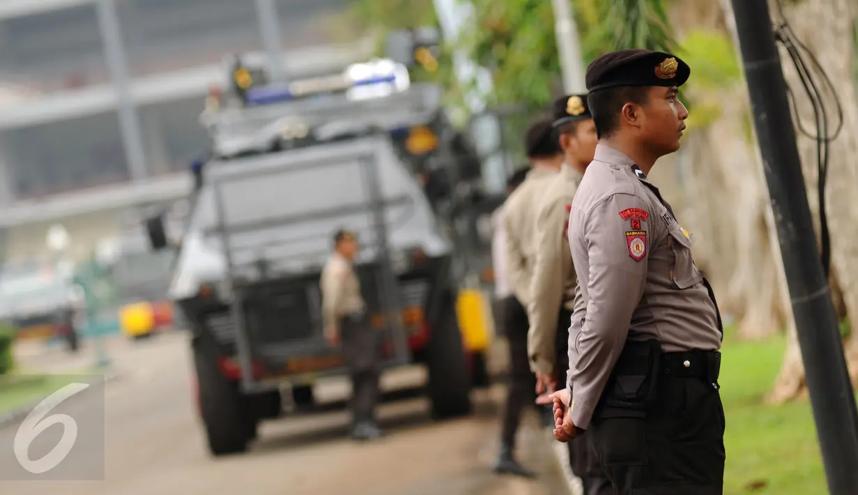 Petugas polisi berjaga di sepanjang jalan masuk menuju lokasi KTT Luar Biasa OKI di JCC, Jakarta, Senin (7/3/2016). Saat berlangsungnya KTT Luar Biasa OKI, tidak sembarang orang melintas di sekitar JCC dan kawasan GBK. (Liputan6.com/Helmi Fithriansyah)