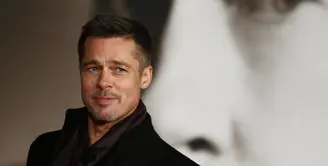 Brad Pitt tidak bisa merayakan Thanksgiving dengan keenam anaknya, ia memutuskan untuk pergi berlibur bersama temannya dan menyewa hotel mewah di kawasan Pulau Turks dan Caicos. (AFP/Bintang.com)