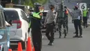 Antrean kendaraan yang hendak menjalani pemeriksaan selama penerapan Pembatasan Sosial Berskala Besar (PSBB) pada check point di Jalan RE Martadinata, perbatasan dengan wilayah Bogor, Tangerang Selatan, Sabtu (18/4/2020). Tangerang Raya melakukan  PSBB hingga 3 Mei 2020. (merdeka.com/Arie Basuki)
